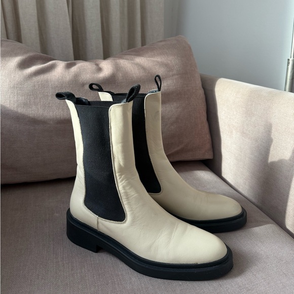 Massimo Dutti Shoes - Massimo Dutti Women’s Chelsea Boots Size EU 39 / US 8.5
Cream / Off-white